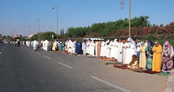 النساء والرجال يصلون صلاة العيد جنبا إلى جنب في تيزنيت