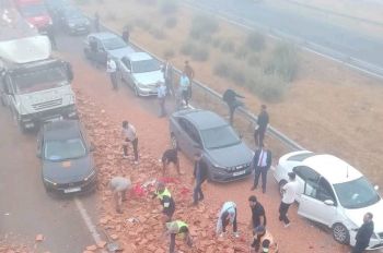بالصور.. سقوط حمولة شاحنة من الآجور يعرقل حركة السير بالطريق السيار بين فاس ومكناس