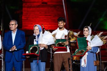 في لحظة وفاء وعرفان.. عامل إقليم إفران يصعد إلى منصة مهرجان إفران الدولي لتكريم شخصيات برزت على صعيد الإقليم