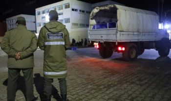 بعد تأمين عودتهم لمنازلهم.. سلطات لقصر الكبير توزع مجموعة من المواد الغذائية الأساسية على المواطنين