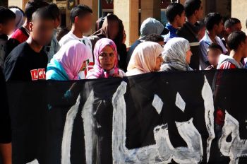 أسر المعتقلين من جمهور النادي المكناسي في أحداث طنجة يحتجون أمام القصر البلدي (صور)