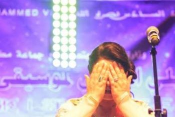 الفنانة لطيفة رأفت تذرف الدموع في مهرجان وليلي الدولي بمكناس