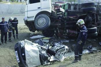 عاجل : شاحنة تقتل امرأة و تبتر ساق شخص وأنباء عن تسببها في مقتل أجانب بأكوراي