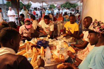 جمعية عطاء تنظم إفطارا جماعيا بحي برج مولاي عمر لفائدة المهاجرين الأفارقة واللاجئين السوريين