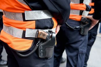 أمن آزرو يضطر لإطلاق النار على جانح وكلبه الشرس هاجم شرطيا بباب مفوضية الشرطة