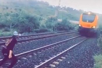 بطلا شريط فيديو اعتراض قطار على السكة في قبضة عناصر ولاية أمن مكناس