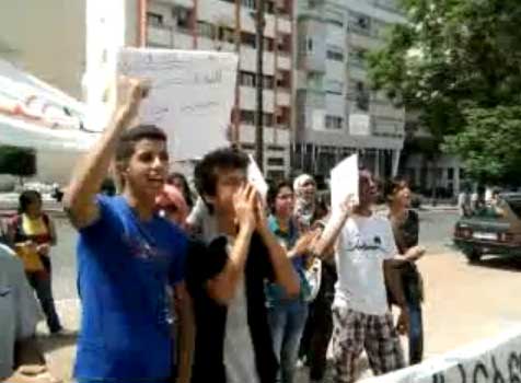 تلاميذ البكالوريا بمكناس يتظاهرون أمام الأكاديمية احتجاجا على نقط الامتحان الجهوي