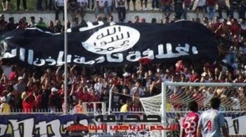 بعض المقرقبين من جمهور الرجاء البيضاوي يبايعون داعش في الملعب