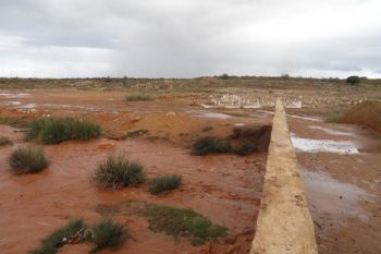 تغيير مجرى وادي يؤدي إلى فيضان مياهه على مقبرة بإقليم الحاجب