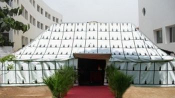 ظاهرة احتلال خيم الأعراس للشوارع العامة .. من المسؤول عنها؟
