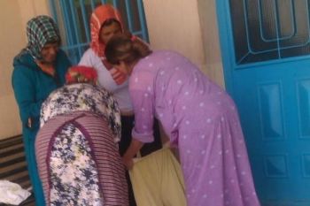إمرأة حامل تضع مولودها أمام باب دار ولادةٍ مغلقٍ بمركز سيدي عدي بإقليم إفران 