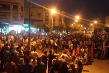ساكنة عين تاوجطات تخرج في مسيرة إحتجاجية بعد وفاة طفل بصعقة كهربائية 