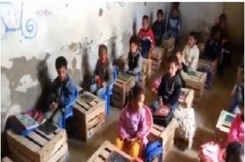 رد نيابة التعليم بميدلت حول الفيديو الذي يظهر تلاميذ يدرسون على صناديق خشبية