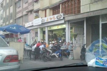رغم مرور لجنة تحرير الملك العام، مقهى بالزرهونية يحتل الرصيف بالكامل (صورة)