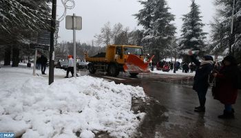 المديرية الإقليمية للتجهيز والماء بإفران تواصل جهودها لفتح المحاور الطرقية المغلقة بسبب الثلوج