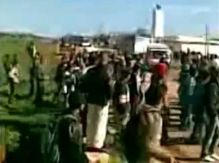 سكان تجزئات سكنية ضواحي مكناس يشلون حركة السير احتجاجا على معاناتهم مع النقل