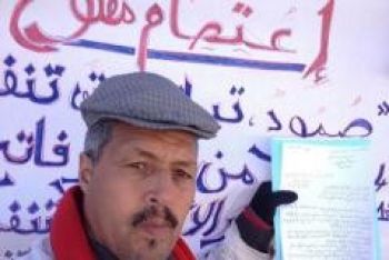 موظف يعتصم أمام المحكمة الإدارية بمكناس إحتجاجا على توقيف راتبه