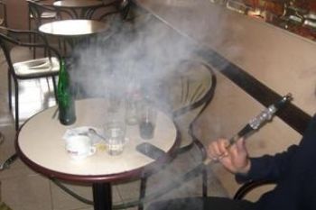 أرباب مقاهي الشيشا بمكناس يحتجون ضد قرار منع السلطات تقديم الشيشا للزبناء