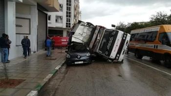 بالصور : انقلاب شاحنة يخلف إصابة شخص بمكناس