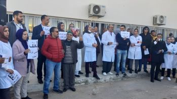 أحداث السبت الأسود تدفع أطر مستشفى محمد الخامس بمكناس الى الاحتجاج للمطالبة بتوفير الأمن