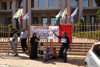 ناشط حقوقي يبيت في العراء وأسرته أمام محكمة الاستئناف بمكناس