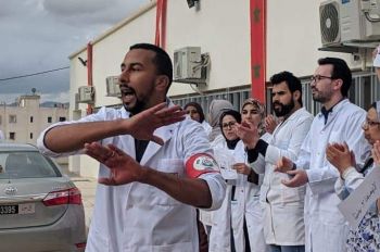 ممرضو مستشفى محمد الخامس يستقبلون وزير الصحة بالاحتجاج (صور)
