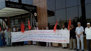المطرودين من الجزائر ينظمون وقفة إحتجاجية أمام مقر الولاية بمكناس