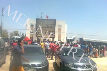 مجاط على صفيح ساخن : رئيس الجماعة يهرب الى مقر القيادة بعد هجوم مواطنين غاضبين عليه