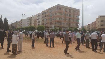 تفاصيل الوقفة الاحتجاجية التي منعتها السلطات لأسر تلاميذ مؤسسة تعليمية خاصة بمكناس (صور)
