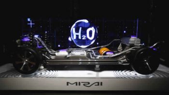 تويوتا تعلن عن إطلاق مبيعات أول سيارة تعمل بالهيدروجين في العالم