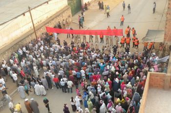 عسكرة منطقة سيدي بوزكري لمنع المتظاهرين من الخروج إلى الشارع (صور + فيديو)
