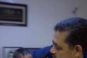 شباط ينشر صورة على الفايسبوك وهو يرضع حفيده