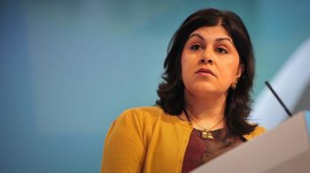 أول امرأة مسلمة تتولى منصب وزيرة دولة في بريطانية تستقيل احتجاجا على موقف بلادها من النزاع في غزة