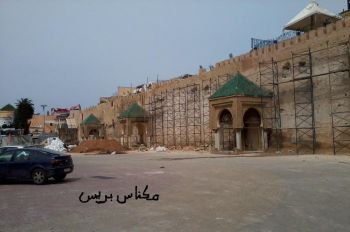 أشغال ترميم بأسوار ساحة لهديم