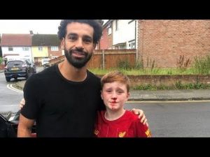 ‫محمد صلاح يحقق حلم طفل أُصيب أثناء لحاقه بسيارته‬‎