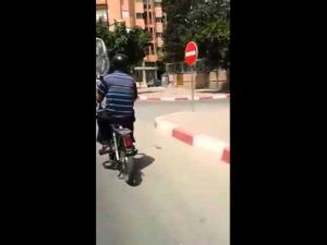 الحرارة المفرطة بمراكش تدفع سائق دراجة نارية إلى فعل أشياء غريبة