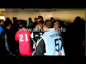 لحظة اعتداء لاعب رجاء بني ملال على صحفي بمكناس