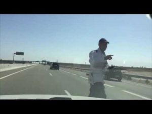 خطير..اعتراض الدرك لسيارة وسط الطريق السيار
