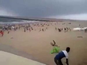 عاصفة قوية تضرب شاطئ المهدية في المغرب