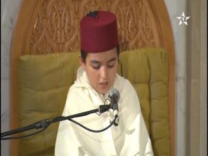 طفل يبهر الملك محمد السادس و المصلين في ليلة القدر