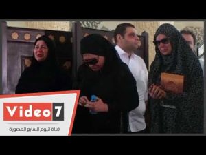 بالفيديو.. انهيار إلهام شاهين ويسرا بجوار جثمان