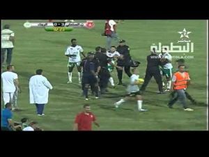 لاعبو الرجاء يحاولون ضرب الحكم البوتسواني الذي ظلمهم