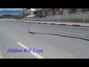 الهزات الأرضية بالحسيمة تحدث شقوقا كبيرة وسط الطريق الوطنية