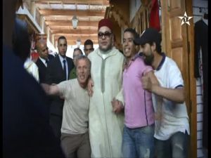 الملك محمد السادس يتجول في أسواق فاس وسط ترحيب وفرحة كبيرة للتجار