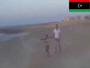 فقط في ليبيا : طفل ليبي يتدرب على سلاح آر.بي.جي