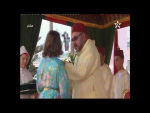 موقف محرج لليلى أمزيان أمام الملك محمد السادس لحظة التوشيح