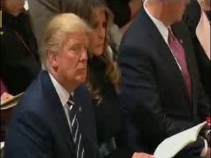 ترامب يستمع للقرآن اثناء مراسم تنصيبه