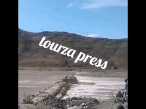 لحظة انقلاب شاحنة تحمل