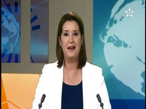 مذيعة تتمالك نفسها من الضحك بعد أن التصق بوجهها ورقة على المباشر