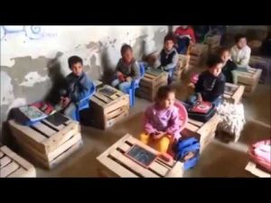تلاميذ مغاربة يدرسون فوق صناديق خشبية بدون ماء ولا كهرباء